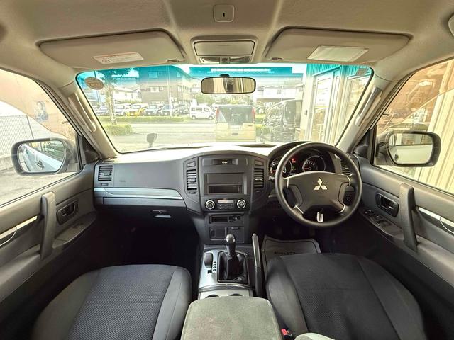 パジェロ ロング　ＺＲ　フロア５速ＭＴ　２インチリフトアップ　ブラックアウト　背面レス仕様　Ｒスポイラー　ルーフレール　ＢＦグッドリッチタイヤ　１７インチＡＷ　ナローボディ　サイドステップ　インナーブラック　Ｆフォグ　７人乗（3枚目）