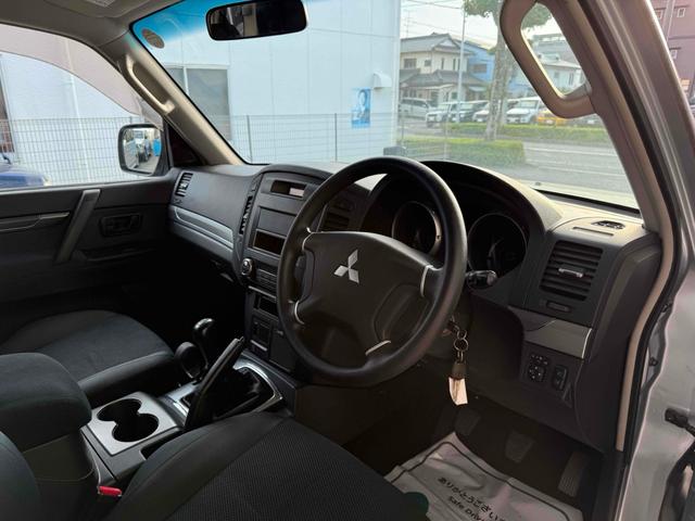 パジェロ ロング　ＺＲ　フロア５速ＭＴ　２インチリフトアップ　ブラックアウト　背面レス仕様　Ｒスポイラー　ルーフレール　ＢＦグッドリッチタイヤ　１７インチＡＷ　ナローボディ　サイドステップ　インナーブラック　Ｆフォグ　７人乗（4枚目）