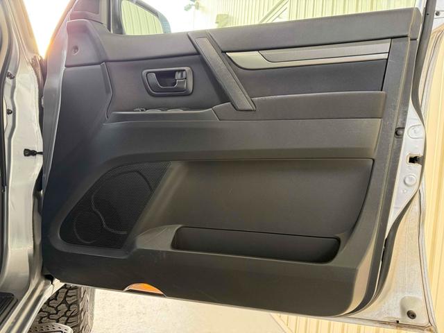 パジェロ ロング　ＺＲ　フロア５速ＭＴ　２インチリフトアップ　ブラックアウト　背面レス仕様　Ｒスポイラー　ルーフレール　ＢＦグッドリッチタイヤ　１７インチＡＷ　ナローボディ　サイドステップ　インナーブラック　Ｆフォグ　７人乗（6枚目）