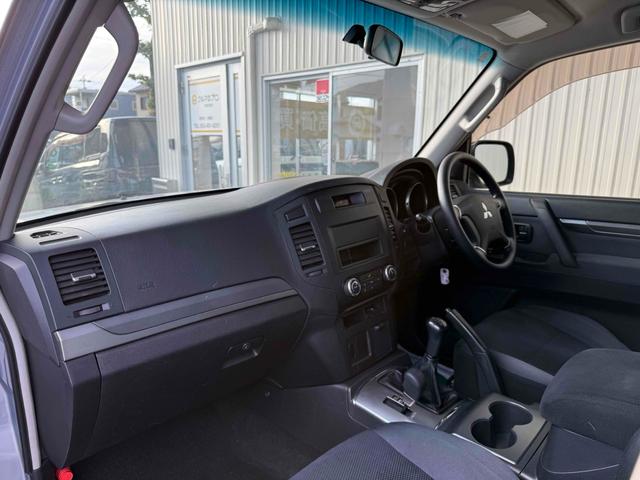 パジェロ ロング　ＺＲ　フロア５速ＭＴ　２インチリフトアップ　ブラックアウト　背面レス仕様　Ｒスポイラー　ルーフレール　ＢＦグッドリッチタイヤ　１７インチＡＷ　ナローボディ　サイドステップ　インナーブラック　Ｆフォグ　７人乗（7枚目）