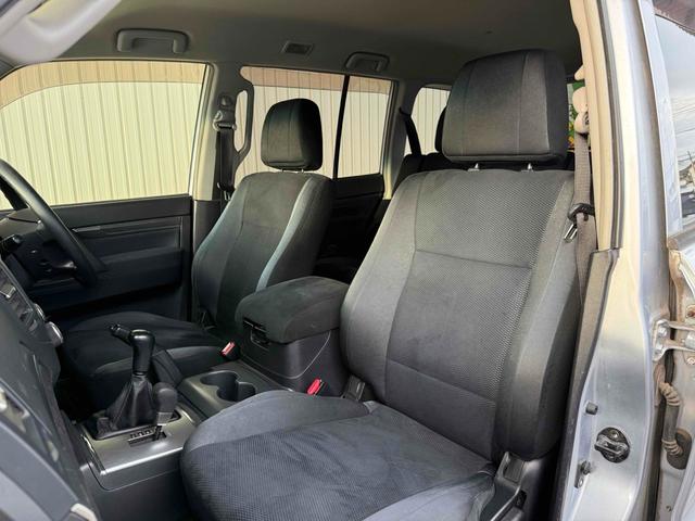 パジェロ ロング　ＺＲ　フロア５速ＭＴ　２インチリフトアップ　ブラックアウト　背面レス仕様　Ｒスポイラー　ルーフレール　ＢＦグッドリッチタイヤ　１７インチＡＷ　ナローボディ　サイドステップ　インナーブラック　Ｆフォグ　７人乗（8枚目）