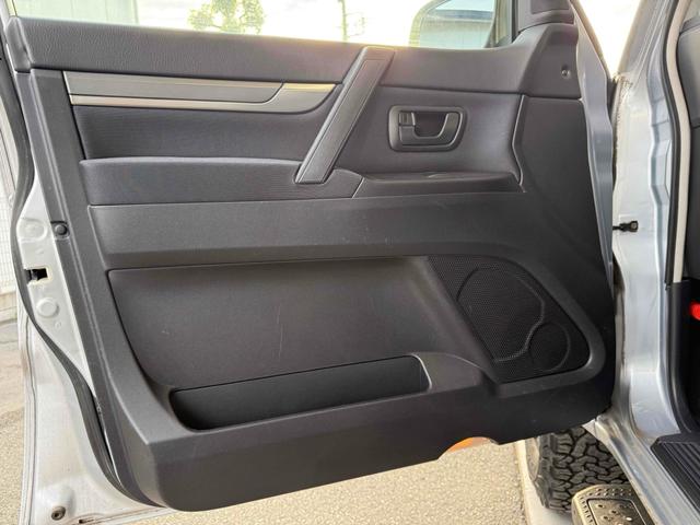 パジェロ ロング　ＺＲ　フロア５速ＭＴ　２インチリフトアップ　ブラックアウト　背面レス仕様　Ｒスポイラー　ルーフレール　ＢＦグッドリッチタイヤ　１７インチＡＷ　ナローボディ　サイドステップ　インナーブラック　Ｆフォグ　７人乗（9枚目）