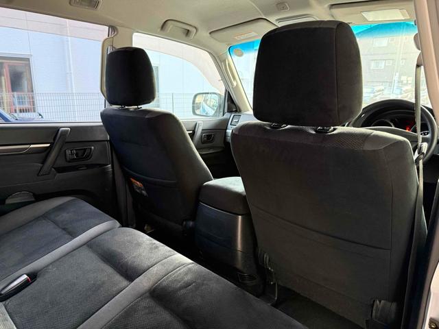 パジェロ ロング　ＺＲ　フロア５速ＭＴ　２インチリフトアップ　ブラックアウト　背面レス仕様　Ｒスポイラー　ルーフレール　ＢＦグッドリッチタイヤ　１７インチＡＷ　ナローボディ　サイドステップ　インナーブラック　Ｆフォグ　７人乗（10枚目）