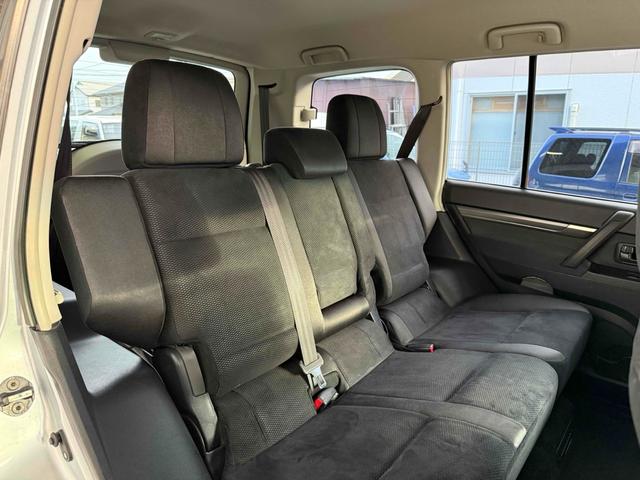 パジェロ ロング　ＺＲ　フロア５速ＭＴ　２インチリフトアップ　ブラックアウト　背面レス仕様　Ｒスポイラー　ルーフレール　ＢＦグッドリッチタイヤ　１７インチＡＷ　ナローボディ　サイドステップ　インナーブラック　Ｆフォグ　７人乗（11枚目）