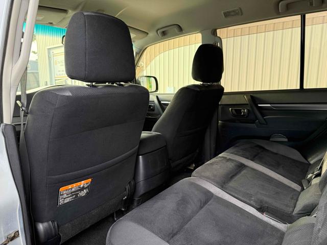 パジェロ ロング　ＺＲ　フロア５速ＭＴ　２インチリフトアップ　ブラックアウト　背面レス仕様　Ｒスポイラー　ルーフレール　ＢＦグッドリッチタイヤ　１７インチＡＷ　ナローボディ　サイドステップ　インナーブラック　Ｆフォグ　７人乗（12枚目）