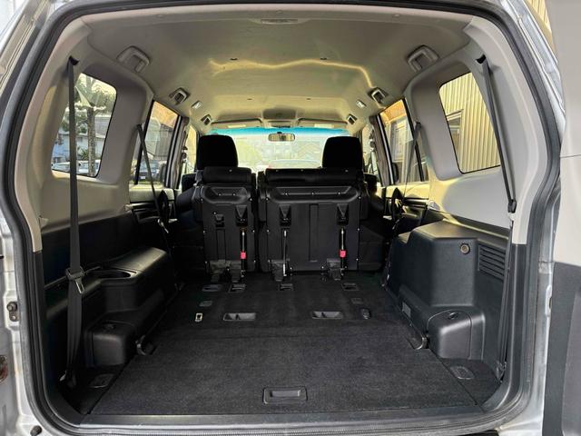 パジェロ ロング　ＺＲ　フロア５速ＭＴ　２インチリフトアップ　ブラックアウト　背面レス仕様　Ｒスポイラー　ルーフレール　ＢＦグッドリッチタイヤ　１７インチＡＷ　ナローボディ　サイドステップ　インナーブラック　Ｆフォグ　７人乗（18枚目）