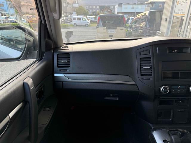 パジェロ ロング　ＺＲ　フロア５速ＭＴ　２インチリフトアップ　ブラックアウト　背面レス仕様　Ｒスポイラー　ルーフレール　ＢＦグッドリッチタイヤ　１７インチＡＷ　ナローボディ　サイドステップ　インナーブラック　Ｆフォグ　７人乗（20枚目）