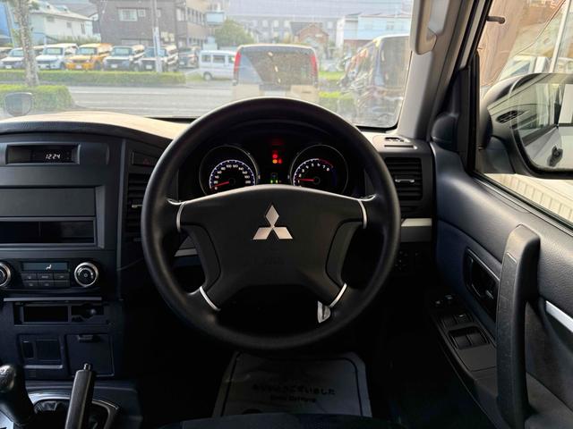 パジェロ ロング　ＺＲ　フロア５速ＭＴ　２インチリフトアップ　ブラックアウト　背面レス仕様　Ｒスポイラー　ルーフレール　ＢＦグッドリッチタイヤ　１７インチＡＷ　ナローボディ　サイドステップ　インナーブラック　Ｆフォグ　７人乗（21枚目）