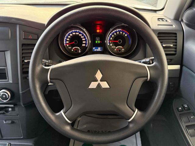 パジェロ ロング　ＺＲ　フロア５速ＭＴ　２インチリフトアップ　ブラックアウト　背面レス仕様　Ｒスポイラー　ルーフレール　ＢＦグッドリッチタイヤ　１７インチＡＷ　ナローボディ　サイドステップ　インナーブラック　Ｆフォグ　７人乗（22枚目）