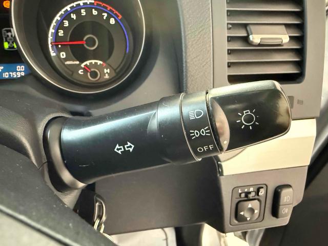 パジェロ ロング　ＺＲ　フロア５速ＭＴ　２インチリフトアップ　ブラックアウト　背面レス仕様　Ｒスポイラー　ルーフレール　ＢＦグッドリッチタイヤ　１７インチＡＷ　ナローボディ　サイドステップ　インナーブラック　Ｆフォグ　７人乗（24枚目）