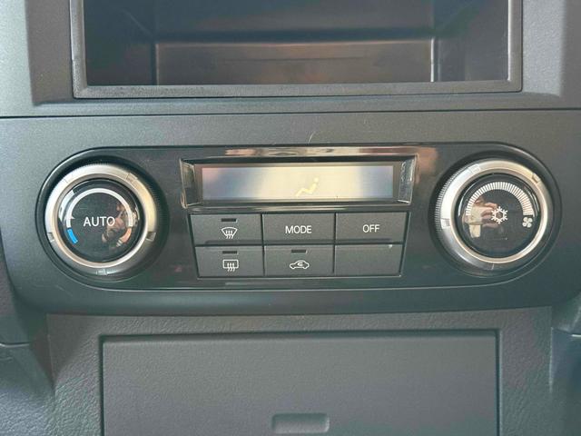 パジェロ ロング　ＺＲ　フロア５速ＭＴ　２インチリフトアップ　ブラックアウト　背面レス仕様　Ｒスポイラー　ルーフレール　ＢＦグッドリッチタイヤ　１７インチＡＷ　ナローボディ　サイドステップ　インナーブラック　Ｆフォグ　７人乗（25枚目）