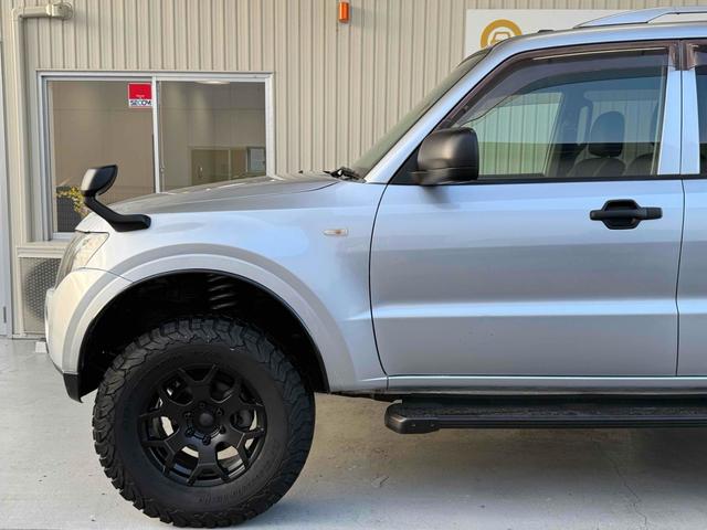 パジェロ ロング　ＺＲ　フロア５速ＭＴ　２インチリフトアップ　ブラックアウト　背面レス仕様　Ｒスポイラー　ルーフレール　ＢＦグッドリッチタイヤ　１７インチＡＷ　ナローボディ　サイドステップ　インナーブラック　Ｆフォグ　７人乗（33枚目）