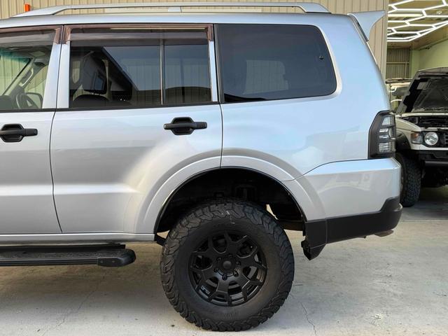 パジェロ ロング　ＺＲ　フロア５速ＭＴ　２インチリフトアップ　ブラックアウト　背面レス仕様　Ｒスポイラー　ルーフレール　ＢＦグッドリッチタイヤ　１７インチＡＷ　ナローボディ　サイドステップ　インナーブラック　Ｆフォグ　７人乗（34枚目）