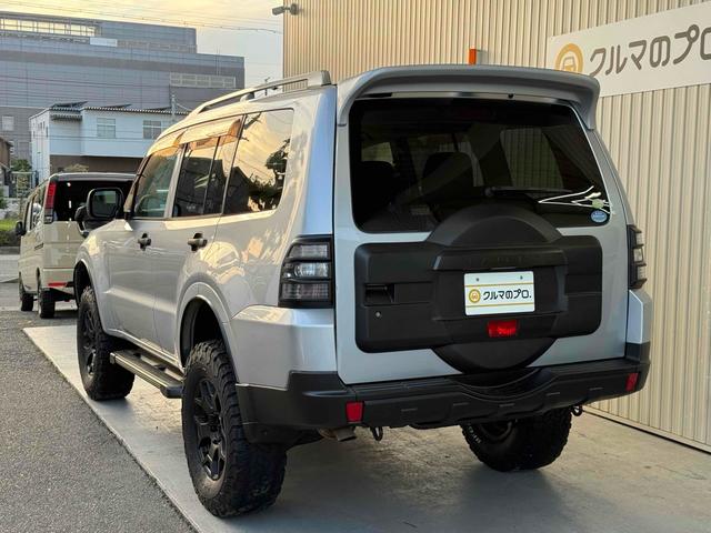 パジェロ ロング　ＺＲ　フロア５速ＭＴ　２インチリフトアップ　ブラックアウト　背面レス仕様　Ｒスポイラー　ルーフレール　ＢＦグッドリッチタイヤ　１７インチＡＷ　ナローボディ　サイドステップ　インナーブラック　Ｆフォグ　７人乗（35枚目）