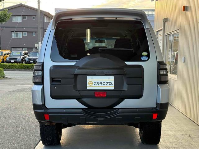 パジェロ ロング　ＺＲ　フロア５速ＭＴ　２インチリフトアップ　ブラックアウト　背面レス仕様　Ｒスポイラー　ルーフレール　ＢＦグッドリッチタイヤ　１７インチＡＷ　ナローボディ　サイドステップ　インナーブラック　Ｆフォグ　７人乗（36枚目）