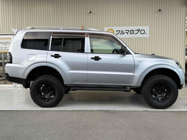 パジェロ ロング　ＺＲ　フロア５速ＭＴ　２インチリフトアップ　ブラックアウト　背面レス仕様　Ｒスポイラー　ルーフレール　ＢＦグッドリッチタイヤ　１７インチＡＷ　ナローボディ　サイドステップ　インナーブラック　Ｆフォグ　７人乗（39枚目）