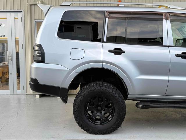 パジェロ ロング　ＺＲ　フロア５速ＭＴ　２インチリフトアップ　ブラックアウト　背面レス仕様　Ｒスポイラー　ルーフレール　ＢＦグッドリッチタイヤ　１７インチＡＷ　ナローボディ　サイドステップ　インナーブラック　Ｆフォグ　７人乗（40枚目）