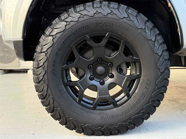 パジェロ ロング　ＺＲ　フロア５速ＭＴ　２インチリフトアップ　ブラックアウト　背面レス仕様　Ｒスポイラー　ルーフレール　ＢＦグッドリッチタイヤ　１７インチＡＷ　ナローボディ　サイドステップ　インナーブラック　Ｆフォグ　７人乗（48枚目）