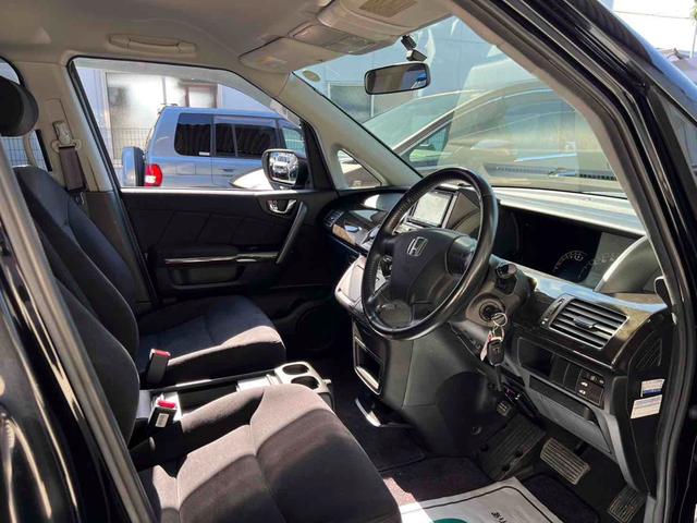 エリシオン Ｇエアロ　パワースライドドアドア　ブラックアウトカスタム　インナーブラック　純正１７インチＡＷブラック塗装　テールランプスモーク塗装　ＨＩＤヘッドライト　キーレスエントリー　ナビ　Ｂカメラ　ＥＴＣ　オートライト（4枚目）