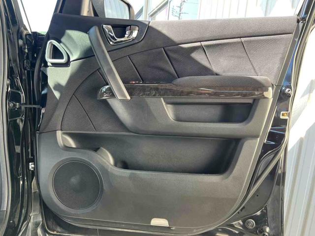 エリシオン Ｇエアロ　パワースライドドアドア　ブラックアウトカスタム　インナーブラック　純正１７インチＡＷブラック塗装　テールランプスモーク塗装　ＨＩＤヘッドライト　キーレスエントリー　ナビ　Ｂカメラ　ＥＴＣ　オートライト（6枚目）