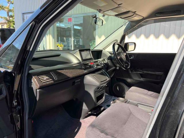 エリシオン Ｇエアロ　パワースライドドアドア　ブラックアウトカスタム　インナーブラック　純正１７インチＡＷブラック塗装　テールランプスモーク塗装　ＨＩＤヘッドライト　キーレスエントリー　ナビ　Ｂカメラ　ＥＴＣ　オートライト（7枚目）