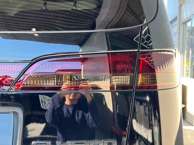 エリシオン Ｇエアロ　パワースライドドアドア　ブラックアウトカスタム　インナーブラック　純正１７インチＡＷブラック塗装　テールランプスモーク塗装　ＨＩＤヘッドライト　キーレスエントリー　ナビ　Ｂカメラ　ＥＴＣ　オートライト（48枚目）