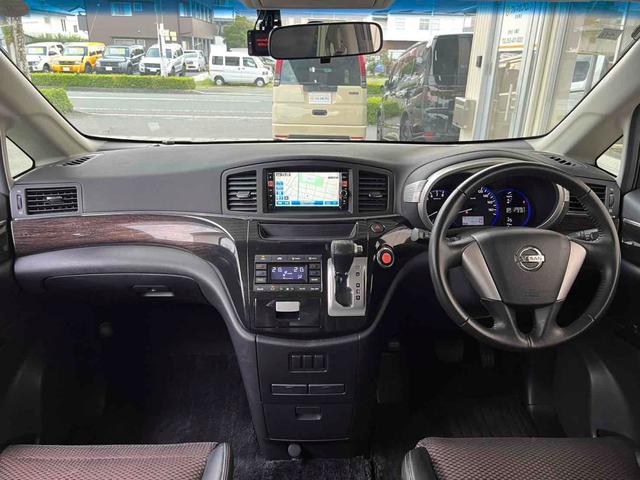 エルグランド ２５０ハイウェイスター　７人乗り　ウォークスルー　インナーブラック　スモークテールランプ　ブラック塗装アルミホイール　ナビ　フルセグ　バックカメラ　ドライブレコーダー　ビルトインＥＴＣ　左側パワースライドドア　キセノンライト（2枚目）