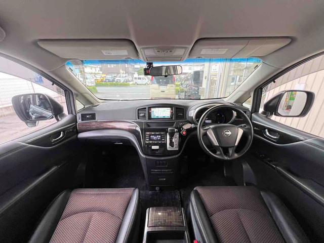 エルグランド ２５０ハイウェイスター　７人乗り　ウォークスルー　インナーブラック　スモークテールランプ　ブラック塗装アルミホイール　ナビ　フルセグ　バックカメラ　ドライブレコーダー　ビルトインＥＴＣ　左側パワースライドドア　キセノンライト（3枚目）