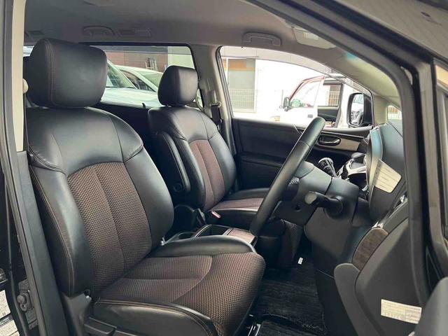 エルグランド ２５０ハイウェイスター　７人乗り　ウォークスルー　インナーブラック　スモークテールランプ　ブラック塗装アルミホイール　ナビ　フルセグ　バックカメラ　ドライブレコーダー　ビルトインＥＴＣ　左側パワースライドドア　キセノンライト（5枚目）