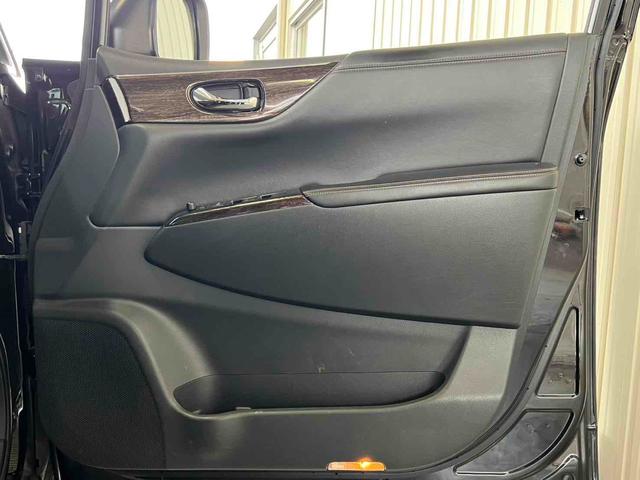 エルグランド ２５０ハイウェイスター　７人乗り　ウォークスルー　インナーブラック　スモークテールランプ　ブラック塗装アルミホイール　ナビ　フルセグ　バックカメラ　ドライブレコーダー　ビルトインＥＴＣ　左側パワースライドドア　キセノンライト（6枚目）