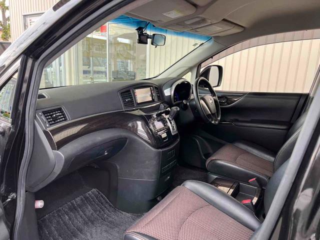 エルグランド ２５０ハイウェイスター　７人乗り　ウォークスルー　インナーブラック　スモークテールランプ　ブラック塗装アルミホイール　ナビ　フルセグ　バックカメラ　ドライブレコーダー　ビルトインＥＴＣ　左側パワースライドドア　キセノンライト（7枚目）