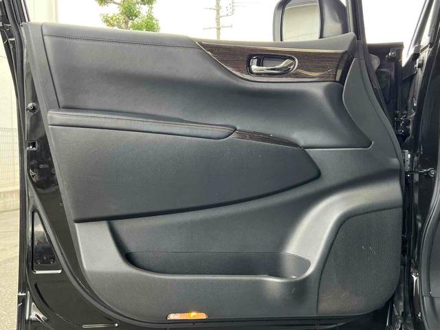 エルグランド ２５０ハイウェイスター　７人乗り　ウォークスルー　インナーブラック　スモークテールランプ　ブラック塗装アルミホイール　ナビ　フルセグ　バックカメラ　ドライブレコーダー　ビルトインＥＴＣ　左側パワースライドドア　キセノンライト（9枚目）