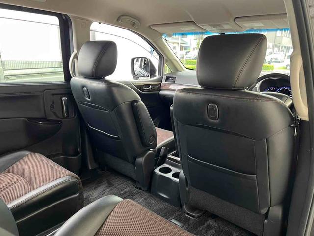 エルグランド ２５０ハイウェイスター　７人乗り　ウォークスルー　インナーブラック　スモークテールランプ　ブラック塗装アルミホイール　ナビ　フルセグ　バックカメラ　ドライブレコーダー　ビルトインＥＴＣ　左側パワースライドドア　キセノンライト（10枚目）