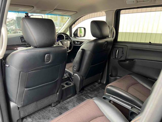 エルグランド ２５０ハイウェイスター　７人乗り　ウォークスルー　インナーブラック　スモークテールランプ　ブラック塗装アルミホイール　ナビ　フルセグ　バックカメラ　ドライブレコーダー　ビルトインＥＴＣ　左側パワースライドドア　キセノンライト（12枚目）