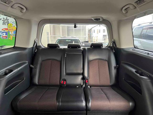 エルグランド ２５０ハイウェイスター　７人乗り　ウォークスルー　インナーブラック　スモークテールランプ　ブラック塗装アルミホイール　ナビ　フルセグ　バックカメラ　ドライブレコーダー　ビルトインＥＴＣ　左側パワースライドドア　キセノンライト（15枚目）