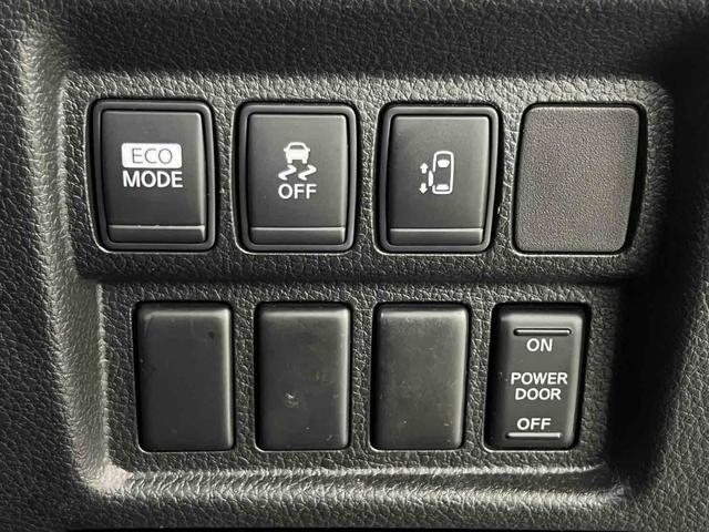 エルグランド ２５０ハイウェイスター　７人乗り　ウォークスルー　インナーブラック　スモークテールランプ　ブラック塗装アルミホイール　ナビ　フルセグ　バックカメラ　ドライブレコーダー　ビルトインＥＴＣ　左側パワースライドドア　キセノンライト（26枚目）