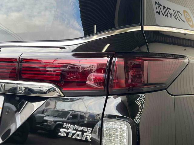 エルグランド ２５０ハイウェイスター　７人乗り　ウォークスルー　インナーブラック　スモークテールランプ　ブラック塗装アルミホイール　ナビ　フルセグ　バックカメラ　ドライブレコーダー　ビルトインＥＴＣ　左側パワースライドドア　キセノンライト（52枚目）