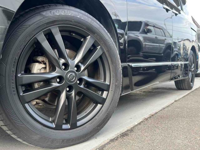 エルグランド ２５０ハイウェイスター　７人乗り　ウォークスルー　インナーブラック　スモークテールランプ　ブラック塗装アルミホイール　ナビ　フルセグ　バックカメラ　ドライブレコーダー　ビルトインＥＴＣ　左側パワースライドドア　キセノンライト（53枚目）