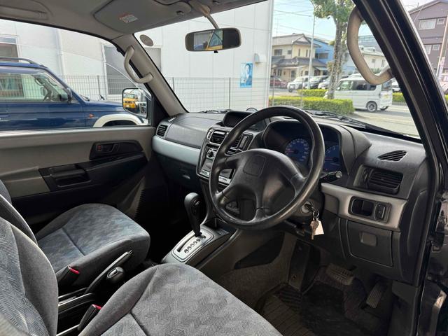 パジェロイオ ＺＲ　ブラックアウト　インナーブラック　車検Ｒ９年１０月　リアスポイラー　背面タイヤ　ＭＧ１５インチブラックＡＷ　ケンウッドオーディオ　ＡＵＸ　ＵＳＢ　オートエアコン　フロントフォグライト（4枚目）