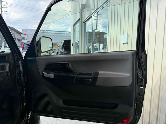 パジェロイオ ＺＲ　ブラックアウト　インナーブラック　車検Ｒ９年１０月　リアスポイラー　背面タイヤ　ＭＧ１５インチブラックＡＷ　ケンウッドオーディオ　ＡＵＸ　ＵＳＢ　オートエアコン　フロントフォグライト（6枚目）