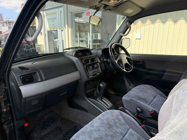 パジェロイオ ＺＲ　ブラックアウト　インナーブラック　車検Ｒ９年１０月　リアスポイラー　背面タイヤ　ＭＧ１５インチブラックＡＷ　ケンウッドオーディオ　ＡＵＸ　ＵＳＢ　オートエアコン　フロントフォグライト（7枚目）