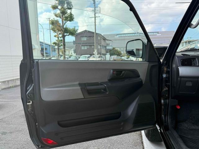 パジェロイオ ＺＲ　ブラックアウト　インナーブラック　車検Ｒ９年１０月　リアスポイラー　背面タイヤ　ＭＧ１５インチブラックＡＷ　ケンウッドオーディオ　ＡＵＸ　ＵＳＢ　オートエアコン　フロントフォグライト（9枚目）