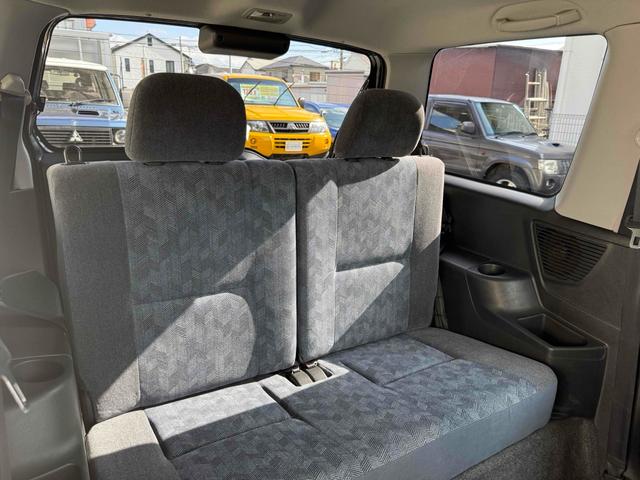 パジェロイオ ＺＲ　ブラックアウト　インナーブラック　車検Ｒ９年１０月　リアスポイラー　背面タイヤ　ＭＧ１５インチブラックＡＷ　ケンウッドオーディオ　ＡＵＸ　ＵＳＢ　オートエアコン　フロントフォグライト（10枚目）