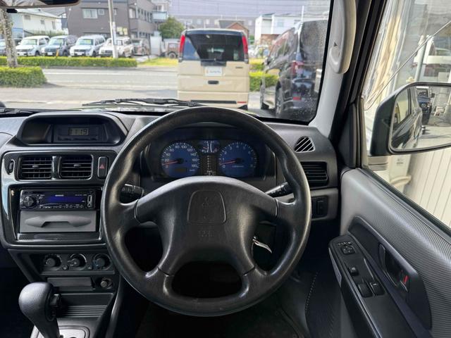 パジェロイオ ＺＲ　ブラックアウト　インナーブラック　車検Ｒ９年１０月　リアスポイラー　背面タイヤ　ＭＧ１５インチブラックＡＷ　ケンウッドオーディオ　ＡＵＸ　ＵＳＢ　オートエアコン　フロントフォグライト（16枚目）