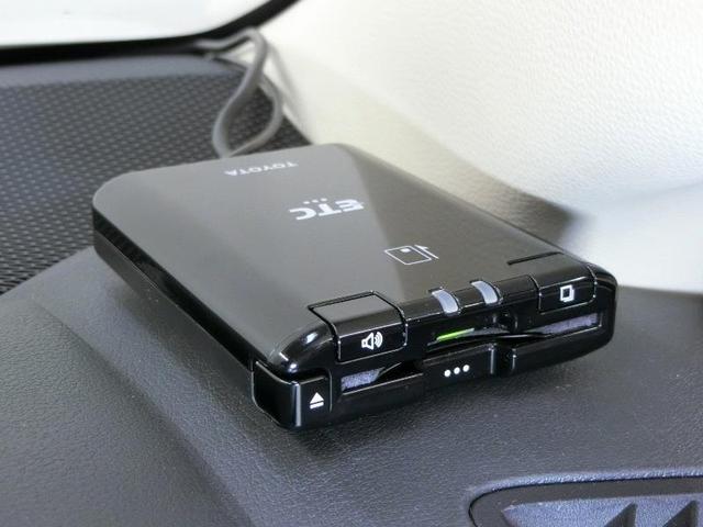 カローラ ハイブリッド　Ｇ－Ｘ　ハイブリッド　安全装備　衝突被害軽減システム　横滑り防止機能　ＡＢＳ　エアバッグ　オートクルーズコントロール　盗難防止装置　ナビ　バックカメラ　ＥＴＣ　ドラレコ　ミュージックプレイヤー接続可　キーレス（16枚目）