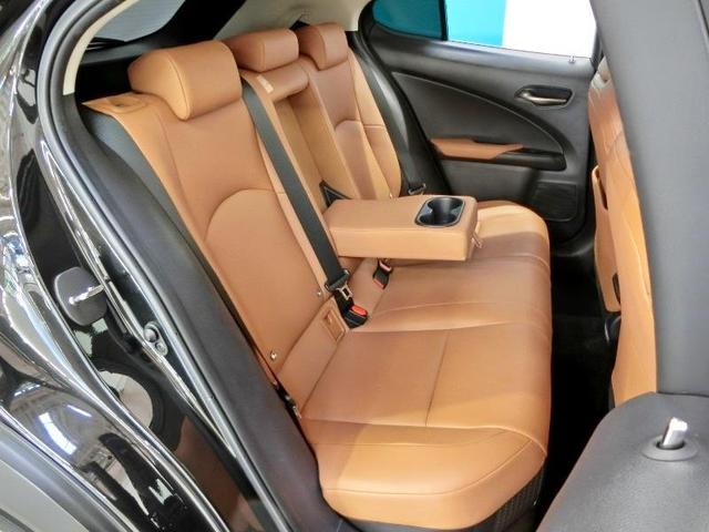 大人がゆったり座れて、長時間のドライブでも疲れないリヤシートです。