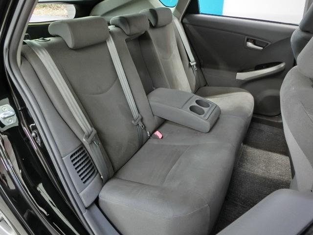 プリウス Ｓ　ハイブリッド　ワンオーナー　安全装備　横滑り防止機能　ＡＢＳ　エアバッグ　盗難防止装置　バックカメラ　ＥＴＣ　ドラレコ　ミュージックプレイヤー接続可　ＣＤ　スマートキー　キーレス　フル装備　オートマ（9枚目）