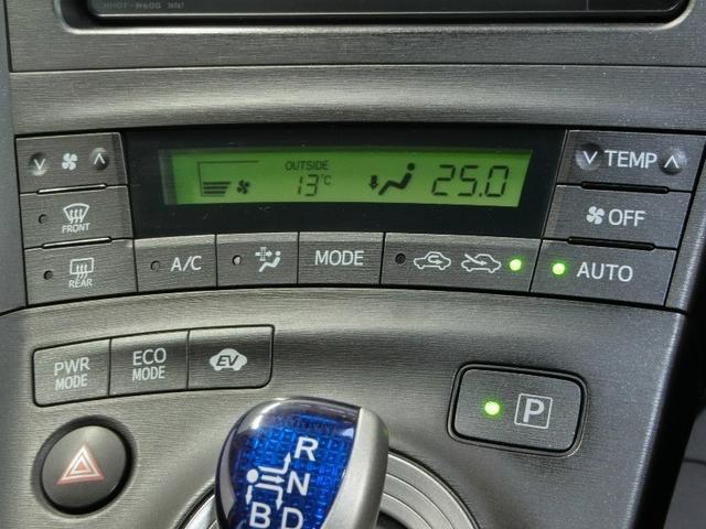 プリウス Ｓ　ハイブリッド　ワンオーナー　安全装備　横滑り防止機能　ＡＢＳ　エアバッグ　盗難防止装置　バックカメラ　ＥＴＣ　ドラレコ　ミュージックプレイヤー接続可　ＣＤ　スマートキー　キーレス　フル装備　オートマ（13枚目）
