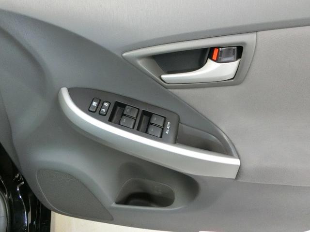 プリウス Ｓ　ハイブリッド　ワンオーナー　安全装備　横滑り防止機能　ＡＢＳ　エアバッグ　盗難防止装置　バックカメラ　ＥＴＣ　ドラレコ　ミュージックプレイヤー接続可　ＣＤ　スマートキー　キーレス　フル装備　オートマ（28枚目）