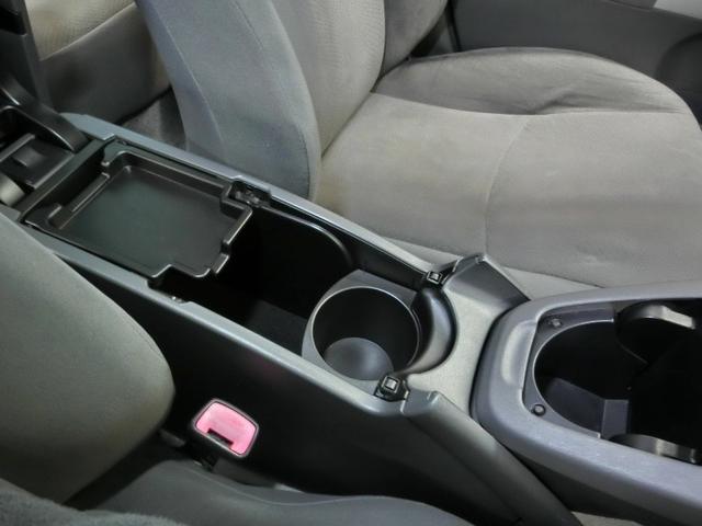 プリウス Ｓ　ハイブリッド　ワンオーナー　安全装備　横滑り防止機能　ＡＢＳ　エアバッグ　盗難防止装置　バックカメラ　ＥＴＣ　ドラレコ　ミュージックプレイヤー接続可　ＣＤ　スマートキー　キーレス　フル装備　オートマ（29枚目）